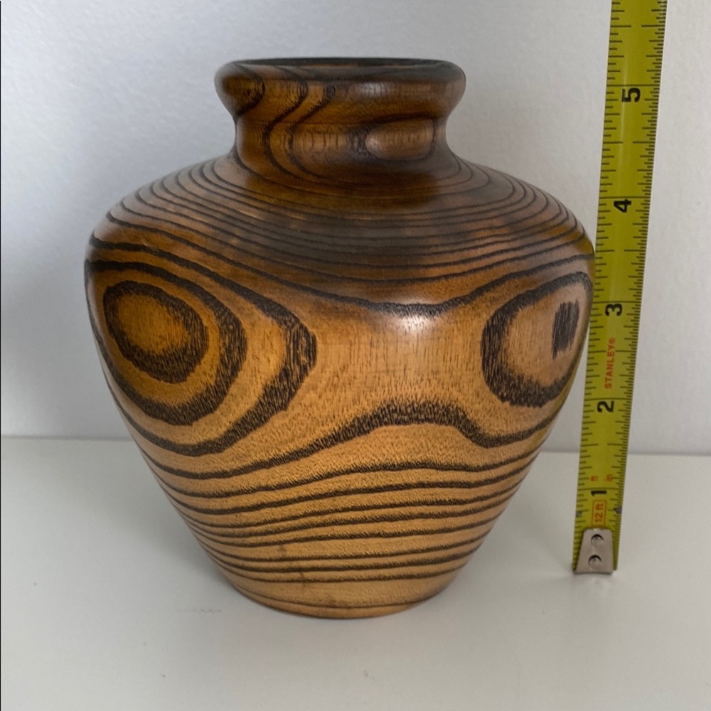 Wooden Vase with Natural Grain Pattern - Picture 2 of 7